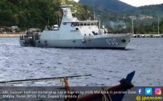 KRI Halasan Berhasil Menangkap Kapal Ikan Malaysia - JPNN.com