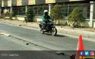 Hati-Hati, Celah di Jalan ini Rentan Picu Kecelakaan - JPNN.com