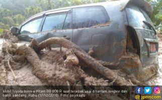 Mobil Rombongan Kadis Sosial Madina Dihantam Longsor - JPNN.com