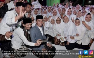 Jokowi Segera Diangkat Jadi Bapak Santri Indonesia - JPNN.com