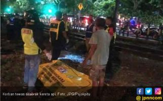 Lewat Rel Tanpa Palang, Ibu Muda Disambar Kereta Api - JPNN.com