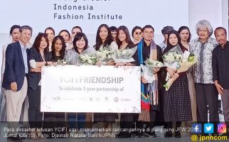 12 Lulusan Terbaik YCIFI Pamerkan Rancangannya di JFW 2019 - JPNN.com