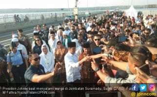 Sambut Jokowi di Jembatan Suramadu, Angkat Satu Jari - JPNN.com