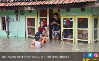 Banjir Kepung Kota Jambi, Rumah Terendam Sedada Orang Dewasa - JPNN.com