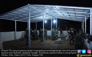 TNI Mendirikan Sarana Ibadah di Pengungsian Petobo Kota Palu - JPNN.com