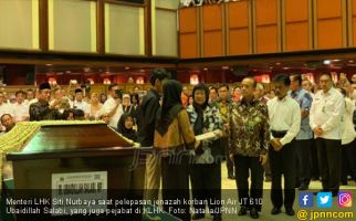 Tangis Menteri Siti Lepas Jenazah Korban Lior Air JT-610 - JPNN.com