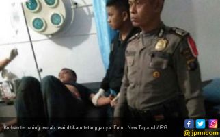 Anggota Dewan Bersimbah Darah Ditikam, Duh Ususnya Kelihatan - JPNN.com