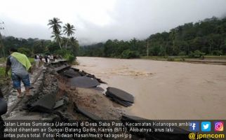 Madina Dilanda Banjir dan Longsor, Jalinsum Putus Total - JPNN.com