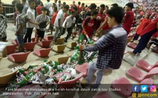 Tiru Jepang, Suporter Myanmar Bersihkan Sampah di Stadion - JPNN.com