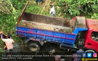 Truk Rombongan Pengungsi di Mamasa Terjun ke Sungai, 5 Tewas - JPNN.com