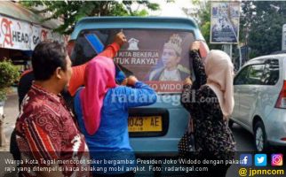 Kader PDIP Bersihkan Poster 'Raja Jokowi' - JPNN.com