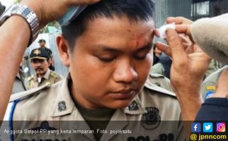 Kepala Anggota Satpol PP Bocor Dilempar Pedagang dengan Batu - JPNN.com