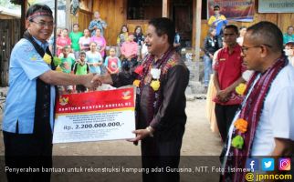 Kemensos Serahkan Bantuan Rekonstruksi Kampung Gurusina - JPNN.com