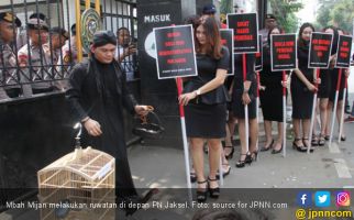 Mbah Mijan Ruwatan Sisca Dewi di Depan Pengadilan - JPNN.com