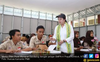 Menko PMK Kunjungi Ruang Kelas Baru Sementara SMPN 4 Praya - JPNN.com