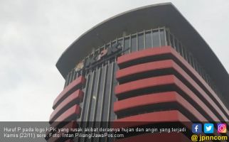 Hujan Disertai Angin Kencang, Logo KPK Rusak - JPNN.com