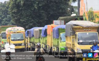 Warga Desa Ladang Panjang Cegat Truk Pengangkut Batubara - JPNN.com