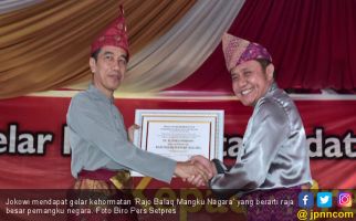 Presiden Jokowi dan Ibu Iriana Terima Gelar Adat Komering - JPNN.com
