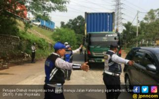 Dishub tak Segan Tilang Sopir Truk di Kalimalang - JPNN.com