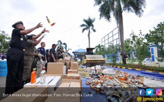 3 Ribu Botol Miras Sitaan Dituangkan ke Drum - JPNN.com