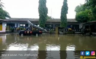 Tergenang Banjir, Sekolah Diliburkan - JPNN.com