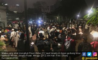 Gerbang Timur Monas Dibuka, Massa Masuk sambil Bertakbir - JPNN.com