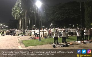Salat Subuh Berjemaah Awali Reuni Akbar 212 - JPNN.com
