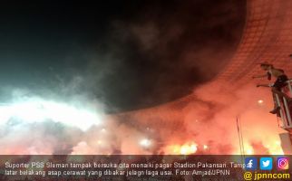 Lihat Nih! Totalitas Suporter PSS Sleman di Pakansari - JPNN.com