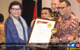 Disiplin soal LHKPN, Pemkab Mentawai Raih Penghargaan KPK - JPNN.com