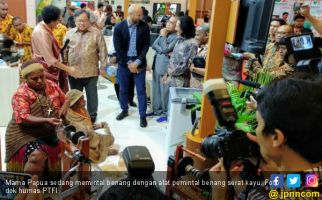 Freeport Bantu Para Mama Papua Memintal Benang Noken - JPNN.com