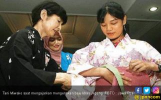 Ketika Istri Konjen Ajarkan Pakai Yukata - JPNN.com