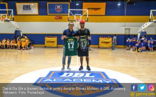 Ketika Legenda Indonesia Ajari Bomber Persebaya Main Basket - JPNN.com