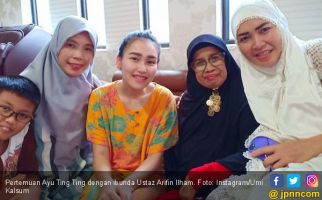 Doa Ayu Ting Ting Saat Bertemu Ibunda Ustaz Arifin Ilham - JPNN.com