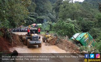 4 Mobil Terseret Longsor di Sitinjau Lauik, Satu Orang Tewas - JPNN.com