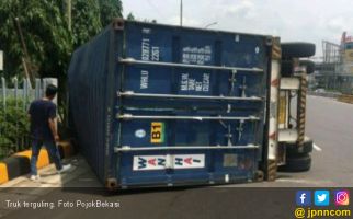 Truk Bermuatan Pakan Ikan Terbalik Masuk ke Kali - JPNN.com