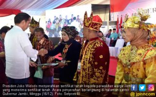 Jokowi Menyerahkan 6.000 Sertifikat Tanah di Jambi - JPNN.com