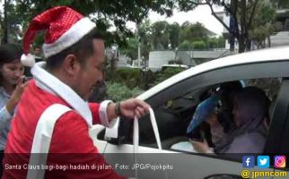 Hohoho, Lima Santa Claus Bagi Hadiah di Surabaya - JPNN.com