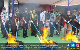 Belasan Juta Batang Rokok dan Ribuan Botol Miras Dimusnahkan - JPNN.com