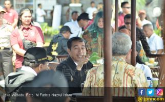 Jokowi Cicipi Makanan Khas Jatim di Rest Area KM 597 - JPNN.com
