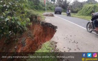 Ruas Jalan di Tapsel Amblas, Pengendara Diminta Agar Waspada - JPNN.com