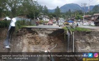 Jembatan Jamur Ujung Ambruk, Lalu Lintas Wih Pesam Dialihkan - JPNN.com