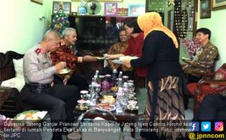 Ayu Banget, Muslimah Bantu Pendeta Sediakan Sajian Natal - JPNN.com