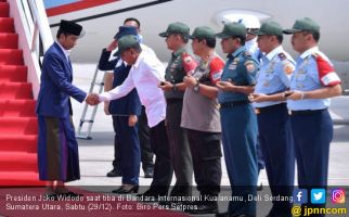 Pakai Sarung, Presiden Jokowi Berakhir Pekan di Sumut - JPNN.com