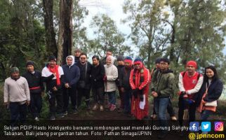 Doa & Harapan Hasto Jelang Pergantian Tahun di Puncak Gunung - JPNN.com