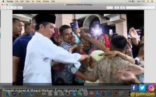 Ibu Tua ini Dekap Tangan Jokowi, dan... - JPNN.com