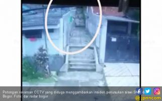 Beredar Rekaman CCTV Penusukan Siswi SMK di Bogor, Lihat - JPNN.com