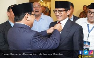 Saat Prabowo Memperbaiki Dasi Sandi - JPNN.com