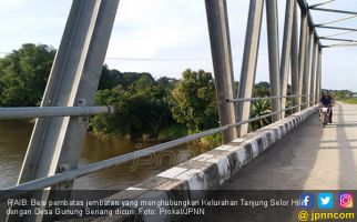 Keterlaluan, Maling Sontoloyo Curi Besi Pembatas Jembatan - JPNN.com