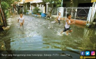 Banjir Makin Meluas, Warga Tutup Jalan - JPNN.com