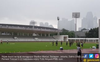 Jelang Timnas U-22 Gelar Latihan, Hujan Deras Mengguyur Kawasan Senayan - JPNN.com